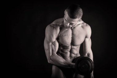 Gösterilen onun sırt ve pazı kas, kişisel fitnes vücut geliştirmeci