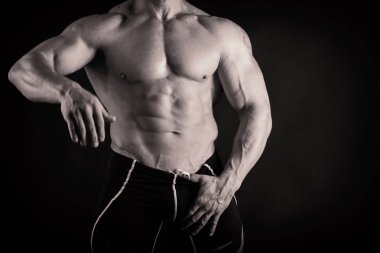 Kas ve formda genç vücut geliştirmeci fitness erkek model Ove poz