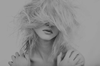 Güzellik moda fotoğrafları. Duygusal sarışın