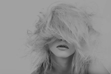 Güzellik moda fotoğrafları. Duygusal sarışın