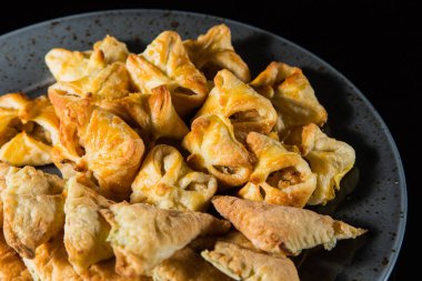 Puf böreği güzel bir plaka üzerinde