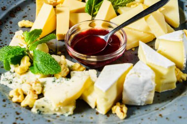 Ahududu reçeli ile Fransız peynir