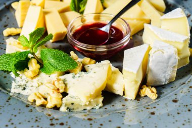 Ahududu reçeli ile Fransız peynir