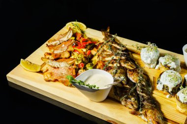 Bir plaka üzerinde ızgara balık tabağı