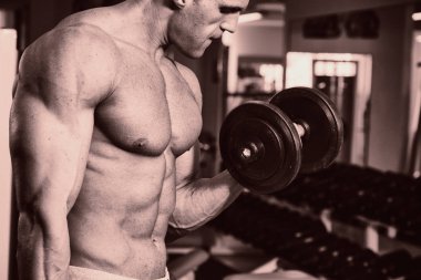 Eğitimli bir adam bir fitness Club