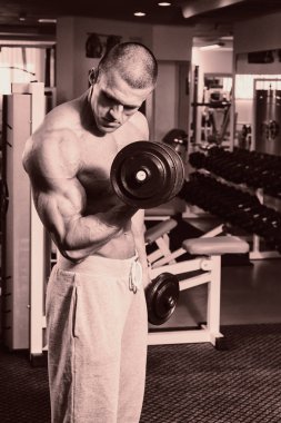 Eğitimli bir adam bir fitness Club