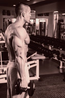 Eğitimli bir adam bir fitness Club