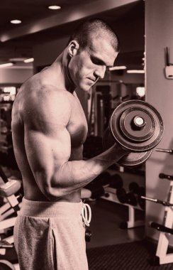 Eğitimli bir adam bir fitness Club