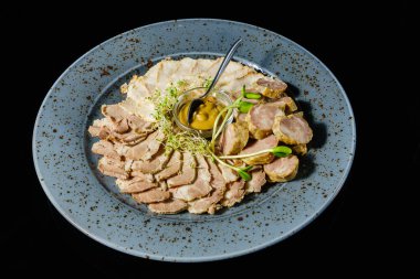 bir tabağa dilimlenmiş et ve sosis