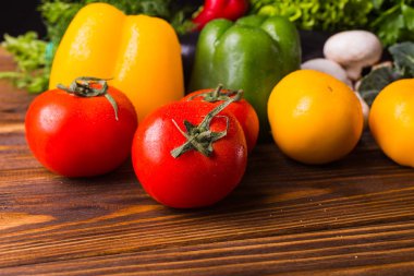 Ahşap arka plan üzerinde farklı organik sebze. Sağlıklı yemek