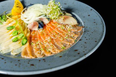 Tuzlanmış somon balığı, ringa balığı ve halibut bir plaka üzerinde