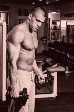 Eğitimli bir adam bir fitness Club