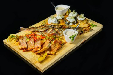 Ahşap bir tabağa çeşitli et ızgara