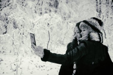 Kışın kürk paltolu güzel bir kızın portresi