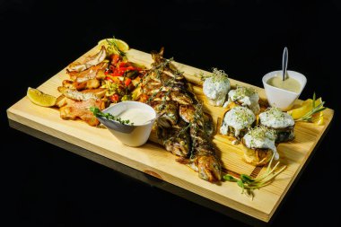 Bir plaka üzerinde ızgara balık tabağı