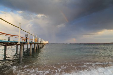 Güzel deniz ve İskelesi