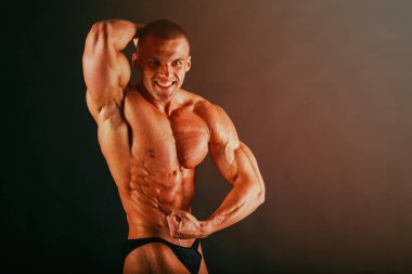 Gösterilen onun sırt ve pazı kas, kişisel fitnes vücut geliştirmeci