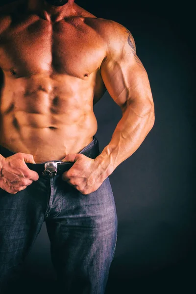 Bodybuilder posant dans différentes poses démontrant leurs muscles . — Photo