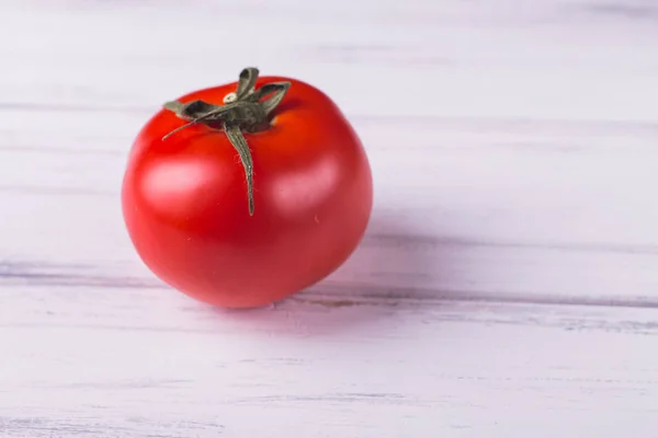 白い木製の背景にトマト — ストック写真
