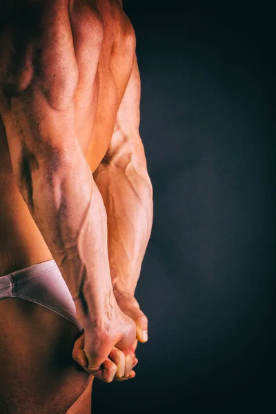 ボディービルダーの筋肉を示すさまざまなポーズでポーズをとって. — ストック写真