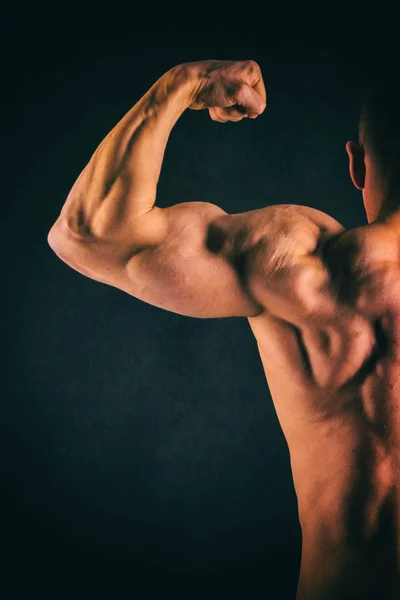 Bodybuilder poseren in verschillende poses aan te tonen hun spieren. — Stockfoto