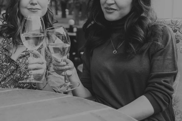 Glasses of wine in the hands of women — Stock Photo, Image