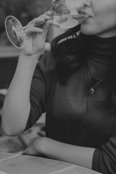 Bardak şarap kadın elinde — Stok fotoğraf