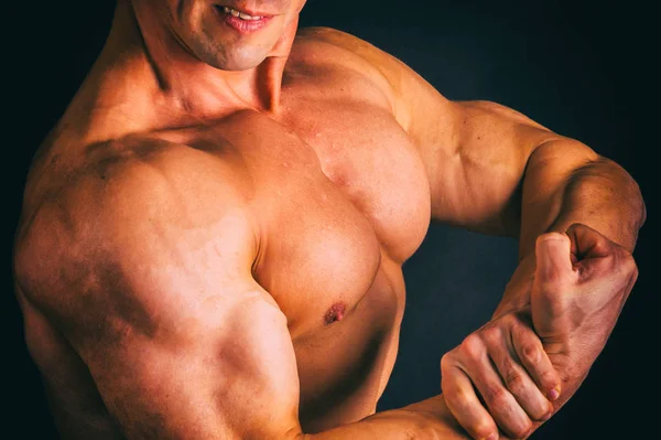 Bodybuilder poseren in verschillende poses aan te tonen hun spieren. — Stockfoto