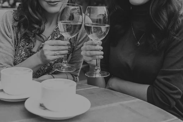 女性の手の中のワインのグラス — ストック写真