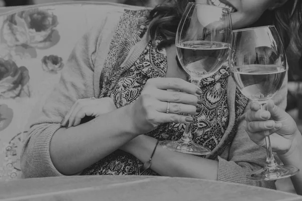 Verres de vin entre les mains des femmes — Photo