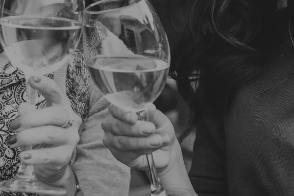 Verres de vin entre les mains des femmes — Photo