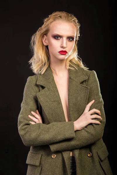 Stilvolle Blondine im Mantel. Modefoto — Stockfoto
