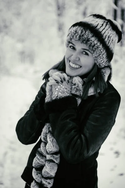 冬季霜。美丽的女人，一件裘皮大衣 — 图库照片