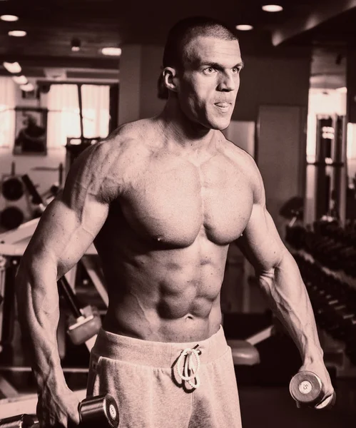 Kulturista, ukazující jeho záda a biceps svaly, osobní fitness — Stock fotografie