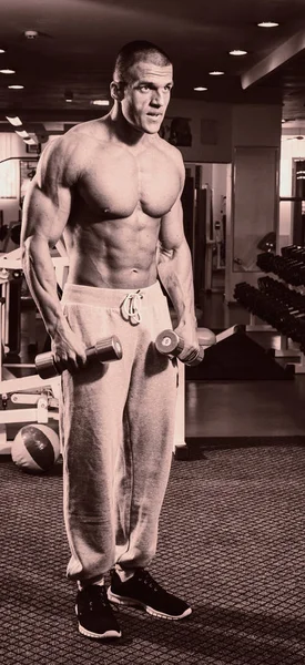 Kulturysta pokazano jego plecy i biceps mięśnie, osobiste fitnes — Zdjęcie stockowe
