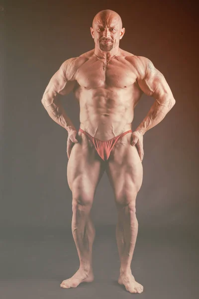 The body is muscular bodybuilder — Stock Photo, Image