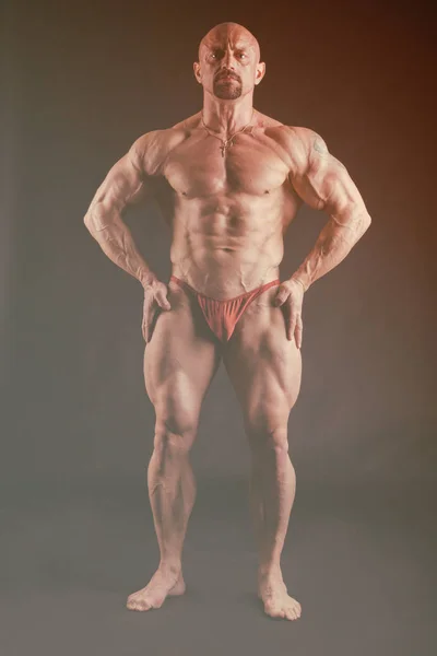 The body is muscular bodybuilder — Stock Photo, Image