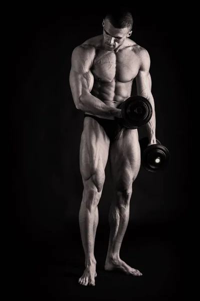 Bodybuilder που δείχνει την πλάτη και δικέφαλους μυς, προσωπική γυμναστήριο — Φωτογραφία Αρχείου