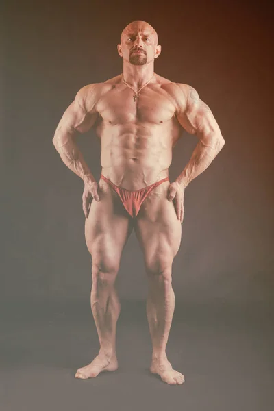 O corpo é fisiculturista muscular — Fotografia de Stock