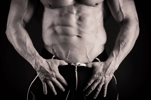 Izmos és a fiatal testépítő férfi fitness modell jelentő ove — Stock Fotó