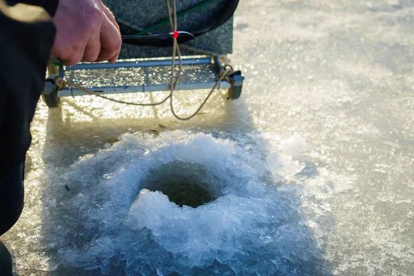 冬の釣りです。氷釣り — ストック写真