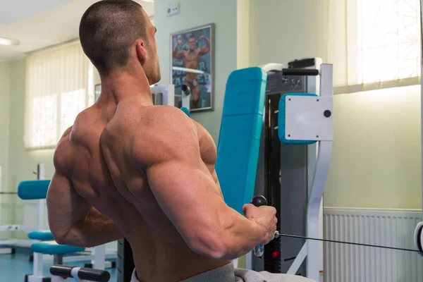 Processus d'entraînement hommes à la salle de gym — Photo