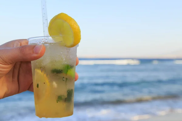 Mojito-Cocktail gegen das Meer — Stockfoto