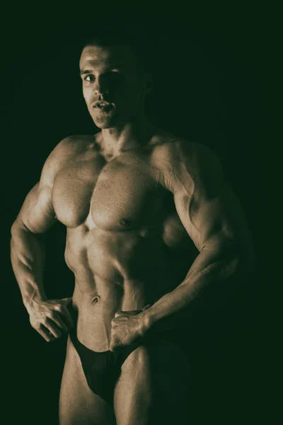 Proceso de entrenamiento de hombres en el gimnasio — Foto de Stock