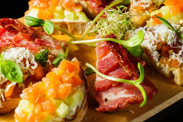 Bruschetta bir ahşap tahta üzerinde farklı türleri