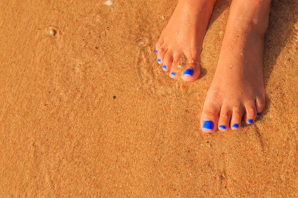 젖은 모래에 아름 다운 다리 — 스톡 사진