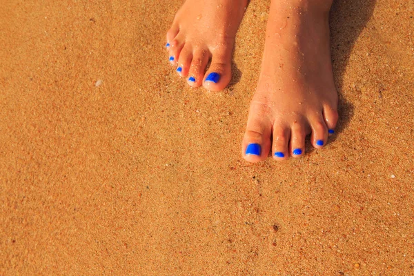 젖은 모래에 아름 다운 다리 — 스톡 사진