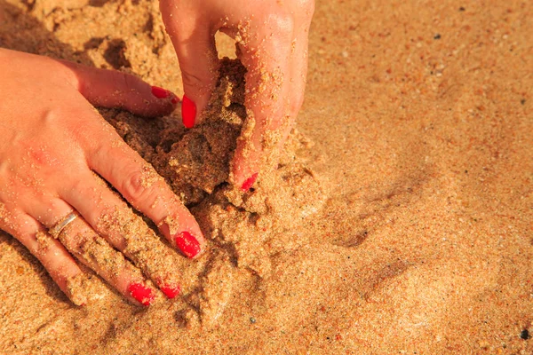 Belas mãos na areia — Fotografia de Stock
