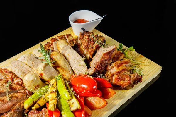 Ahşap bir tabağa çeşitli et ızgara