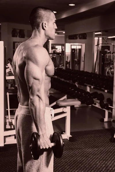 Un hombre entrenado en un gimnasio —  Fotos de Stock